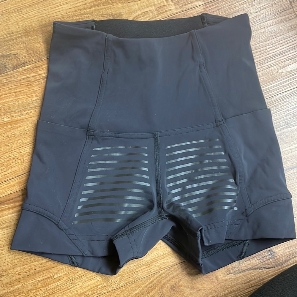 Lululemon rogue renegade size 2 shorts